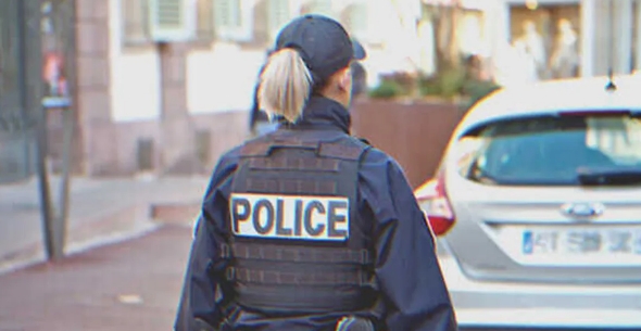 Hochschwangere Polizistin kommt einer älteren Dame zu Hilfe; Minuten später setzen bei ihr die Wehen ein – Story des Tages